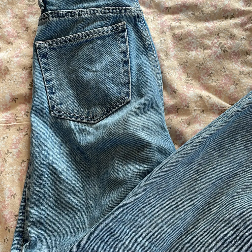 Supersnygga jeans från weekday i storlek 24/32🤩 modellen Rowe. Nötta längs ner därav priset. Jeans & Byxor.