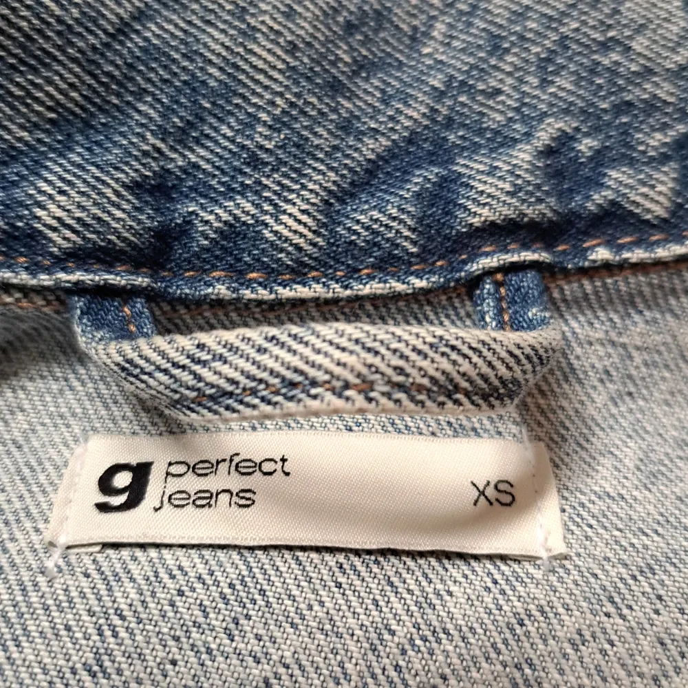 Superfin jeansjacka i nyskick från Gina Tricot 🫶🏻Köptes för 599kr, säljer för 300kr men pris kan diskuteras!♡  Den är storlek XS men passar mig som är M. Jackor.