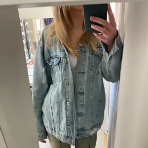 Super snygg jeansjacka i bra skick, inga fläckar eller liknande❣️😄