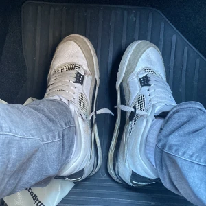 Jordan 4 millitaryblack  - Ganska använda, går att tvätta och göra rent vill helst bara bli av med dem. Nypris ligger runt 5000kr