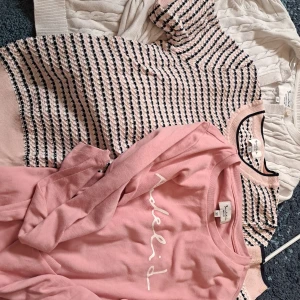 Bondelid Bundle 3st - 1 kofta och två tröjor från märket bondelid🩷 Jättesöta, storlek XS. Alla tre för 300kr, pris kan diskuteras♡ kläderna är i bra skick
