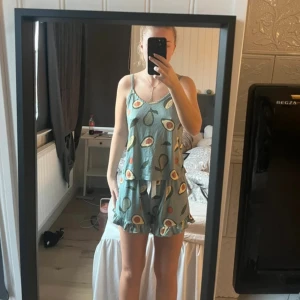 pyjamas  - pyjamas från shein i storlek S. Använd någon gång. Pyjamas med avokados på. 