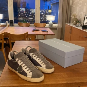 Philippe modell  - As feta Philippe modell skor i storlek 41! Superbra skick 8/10. Box och dustbag tillkommer. Fråga gärna om något känns oklart!💯