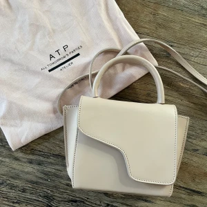 ATP väska - Superfin väska från ATP🌸 använd fåtal gånger🌸 den är perfekt för dig som vill ha en liten väska🌸 Väsk modell montalcino🌸 väskan är beige/rosa🌸
