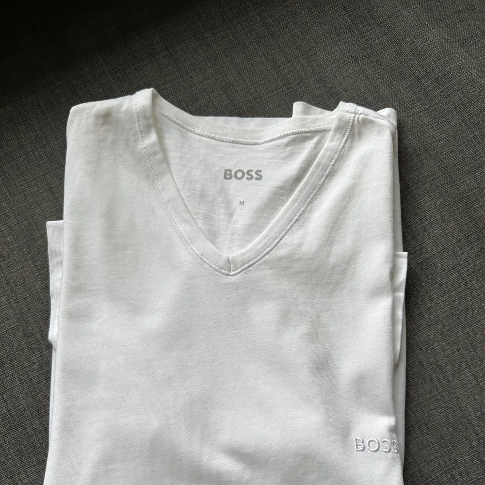 Vit, fräsch T-shirt från Hugo Boss, storlek M. . T-shirts.