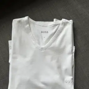 Vit, fräsch T-shirt från Hugo Boss, storlek M. 