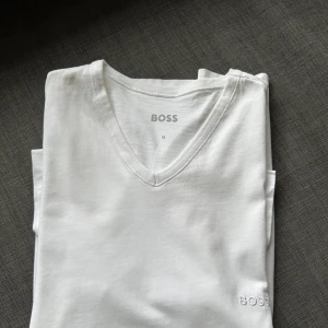 Boss T-shirt, strl M - Vit, fräsch T-shirt från Hugo Boss, storlek M. 