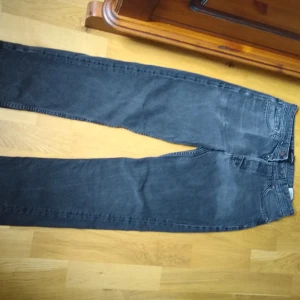 Svarta jeans  - Fint skick men se bild får laga knapphålet.