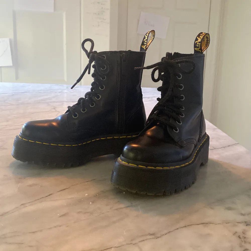 DR Martens i väldigt bra skick  Ej använda på vintern. Storlek 36. Original pris är 2399.(kvitto finns). Använda ett fåtal gånger. Köpta på Sko Uno för mindre än ett år sedan. . Skor.