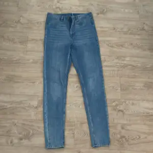 Blåa skinny jeans. Har används ett par gånger men är fortfarande i bra skick. Storlek 40. 