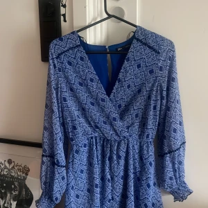 Klänning zara - Trendig klänning från zara, nästan aldrig använd 
