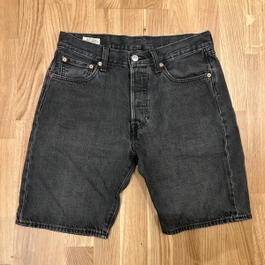 Levi's 501 Shorts - Passar inte mig längre och ligger bara i garderoben. Använd några gånger men i mycket gott skick.