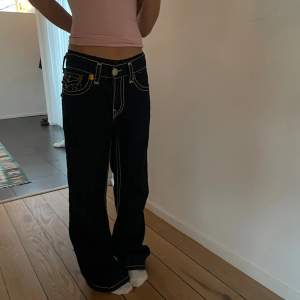Jätte snygga true religion jeans storlek 34 och sitter baggy, säljer eftersom det inte är min stil längre. Dem är i bra skick och är knappt använda