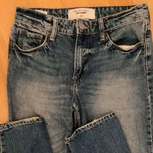 straight jeans från hm i gott skick, nästan helt oavända och inga skador