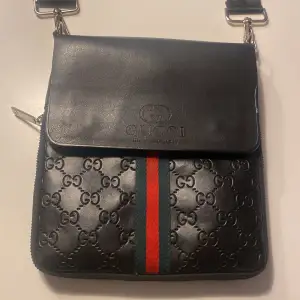 Svart stilren Gucci bag. Använd 3-4 gånger. Funkar perfekt!