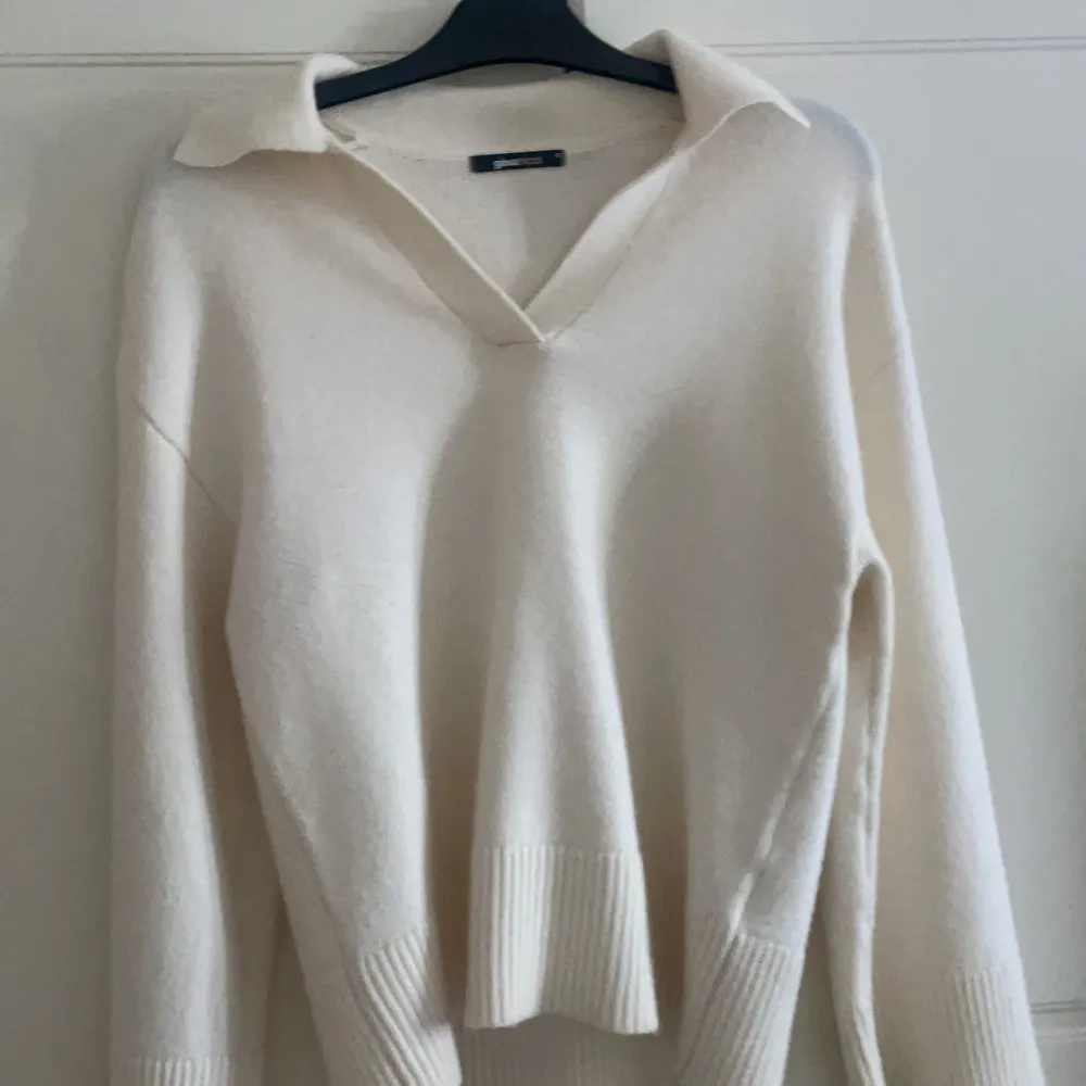 Stickad tröja från Gina tricot i storlek xs, stor i storlek , perfekt till våren & sommarkvällar , tröjan är endast använd 1 gång alltså som ny , tröjan säljs för 170 kr . Tröjor & Koftor.