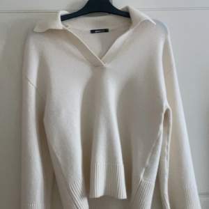 Stickad tröja från Gina tricot i storlek xs, stor i storlek , perfekt till våren & sommarkvällar , tröjan är endast använd 1 gång alltså som ny , tröjan säljs för 170 kr 
