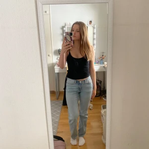 Lågmidjade Weekday jeans - Köpte dessa lågmidjade jeans från weekday för ett tag sen men tycker dom är för korta och vill därför sälja dom🥰 köpte dom för 500 men dom är väldigt använda så säljer för 150kr + frakt🥰 (Stl 26/30)