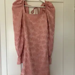 Finaste rosa klänningen från misslisibell x NA-KD som är helt slutsåld och finns inte att köpa längre. Fint mönster och knytning i ryggen. Använd 1 gång.