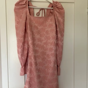 Rosa klänning misslisibell x nakd  - Finaste rosa klänningen från misslisibell x NA-KD som är helt slutsåld och finns inte att köpa längre. Fint mönster och knytning i ryggen. Använd 1 gång.