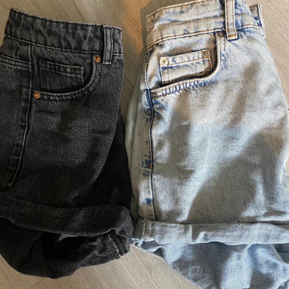 Två par jeansshorts i strl 32/xs Pris/par  Blåa är från Gina och svarta från New yorker🤍. Shorts.