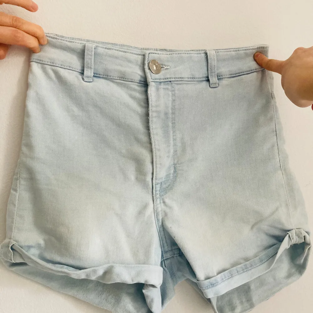 Fina jeansshorts från HM med bra passform, sköna även om de inte är lågmidjade. Tunnt jeansmaterial. Kommer inte till användning längre och säljer därför 🩵. Jeans & Byxor.