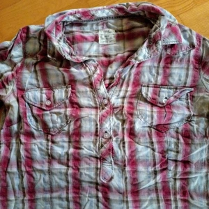 Jättefin rutig skjortblus - Rödrutig skjortblus i fint skick. Är lite skrynklig efter att ha legat i garderoben en tid men annars jättefin ✨ Skriv gärna för mer info eller bilder ✅