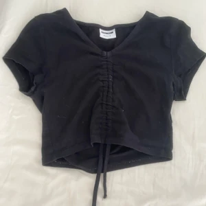 Croppad t shirt - T shirt från vero Moda som jag inte känner att jag har användning för längre. Väldigt fin då den har snören fram på tröjan som man kan knyta. Vet inte riktigt vad jag köpte den för men säljer för 35kr + frakt🥰
