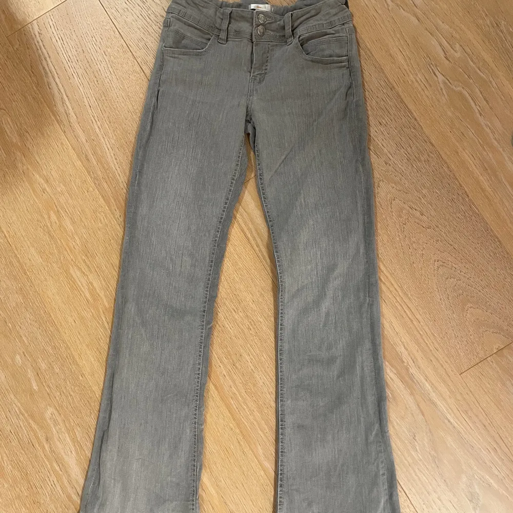 Lågmidjde bootcut jeans från Gina Young. Sitter jättesnyggt på men de kommer inte till användning💗 Köparen står för frakten. Jeans & Byxor.