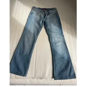 Lågmidjade jeans. Från märket Ad Adanc. Säljer pga för små för mig, därav inga bilder på. Första två bilderna är mina. Storlek: W28. Lite för  korta på mig som är 174. 