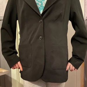 Vacker kavaj - Svart kavaj som passar till både begravning och bröllop men även till dig som vill fest till de med stockholmstil eller varför inte draina sönder med den