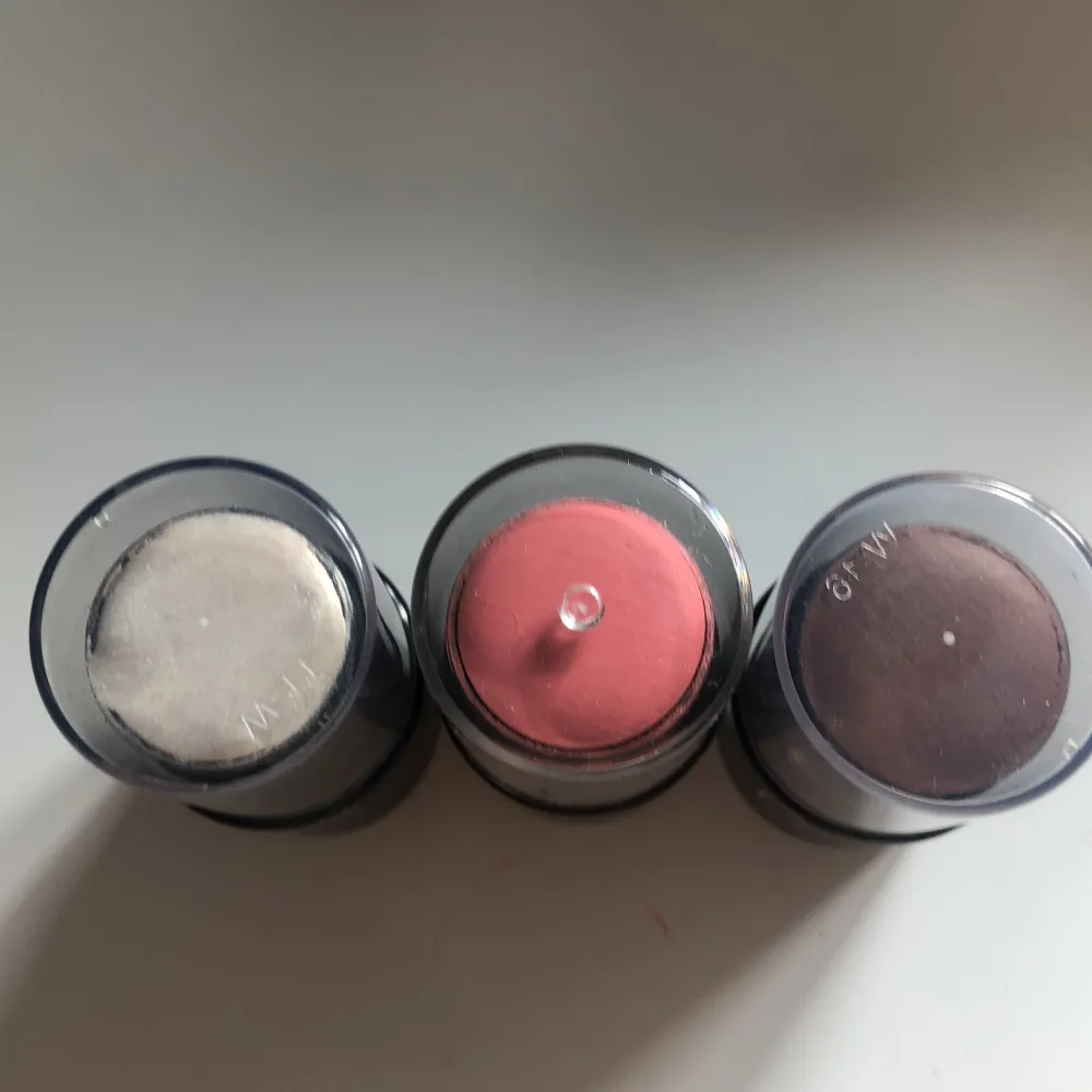 Säljer nu min trio från glam of Sweden! Det är Blush stick, Bronzer stick och Glow stick/Highliter stick❤️Dom är inte så används som ni ser på bilden, och jag tvättar dom så noga jag kan runt och överallt innan jag postar😉Alla för 25, en för 10🥰. Övrigt.