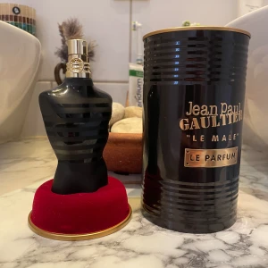 Jean Paul Gualtier Le male Le parfum - Maskulin parfym med toner av vanlig och lavendel.   Har ej avänt denna mycket alls (ca 5 ml tippar jag på)   Allt som fås med vid köp av ny parfym fås med här också.   75 ml flaska nypris ca 1000kr beroende på hemsida.  Hör av dig vid frågor. 