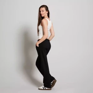 Lågmidjade kostymbyxor  - Lågmidjade svarta kostymbyxor från lager157 ! Har bara använts ett fåtal gånger så i väldigt bra skick. Bilderna är från lager157 hemsida och instagram, kom privat för fler bilder eller mått. Nypris 200 kr ! Läs bio innan köp ! 🫶