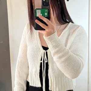 Kofta med knytning - Jättesöt kort stickad kofta med knytning i fram. Köpt på boohoo i storlek s men skulle säga att den snarare är xs. Använd men i bra skick.