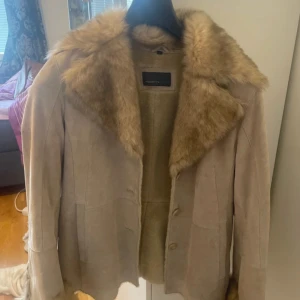 Beige mocka jacka  - Denna jacka har använts bara 1 gång.Den är i bra skick inga hål inget sönder och den är fräsch. Jackan funkar bra under sommaren,höst,vinter och våren men speciellt under våren och hösten.