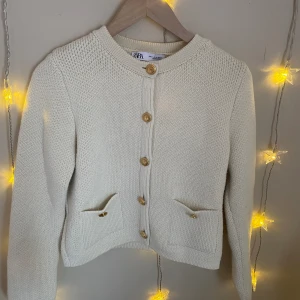 Kofta med guldknappar  - Säljer min stickade kofta med guldknappar från Zara! Fint skick utan defekter, storlek M på lappen men sitter som en xs/s. Pris går att diskutera vid snabb affär. Bara att höra av sig vid önskemål av fler bilder eller om du har andra frågor! 