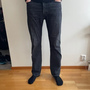 Mörkgrå levis 501 - Säljer mina mörkgrå levis 504 jeans. De är i storlek W33 L32.