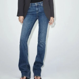 Zara jeans - Low waist boot-cut jeans från zara! I fint skick. 