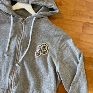 Moncler  - Moncler zipp storlek 2  I bra skriva  