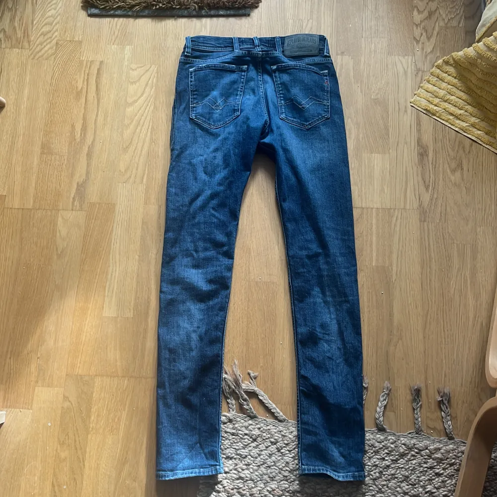 Säljer dessa as feta jeans från replay för att dom inte passa! Storlek 29-32 men sitter lite tajt!. Jeans & Byxor.