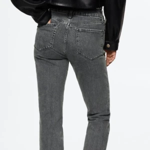 Raka jeans  - Grå raka jeans, bra skick. Normalhög midja 