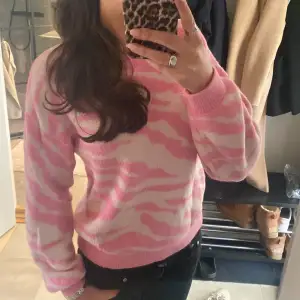 Jätte fin rosa zebra mönstrad tröja från Zalando💞Står inte storlek men skulle gissa S🙏Köpte för 300kr. Jätte bra skick endast använd fåtal gånger💋Skriv privat för mer bilder och frågor!