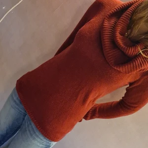 Vinröd Tröja - Säljer nu denna tröja då den aldrig kommer till användning🥰