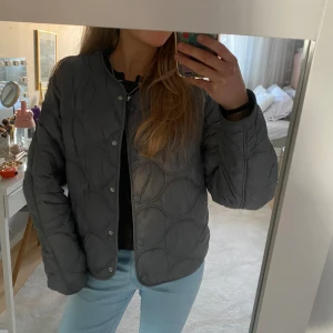 Grå jacka - Säljer denna populära jackan från mango som inte säljs längre. 