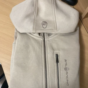 Sail racing - S-m jätte fin och nästan oanvänd kofta köpt för 1700 från johnells säljer för 800. Pris är inte hugget i sten.