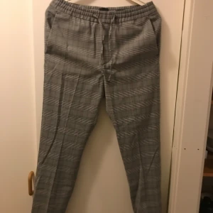 Rutigt linnebyxor  - Rutiga linnebyxor Storlek S Beige/ ljus brun  Köpt från HM   