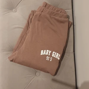 Mysbyxor 152 - Mysbyxa från SHEIN. Knappt använd. Resår i midja och längst ned på benen.