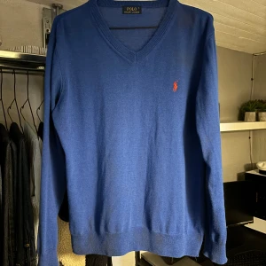 Ralph lauren tröja - Tröja i rätt bra skick, snygg blå färg med rött märke. Sitter M/L