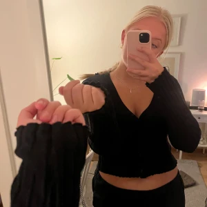 svart tröja - Svart tröja från Vero Moda! knappar på mitten, långa ärmar så perfekt då de går upp på handen!  Väldigt skön i materialet! 